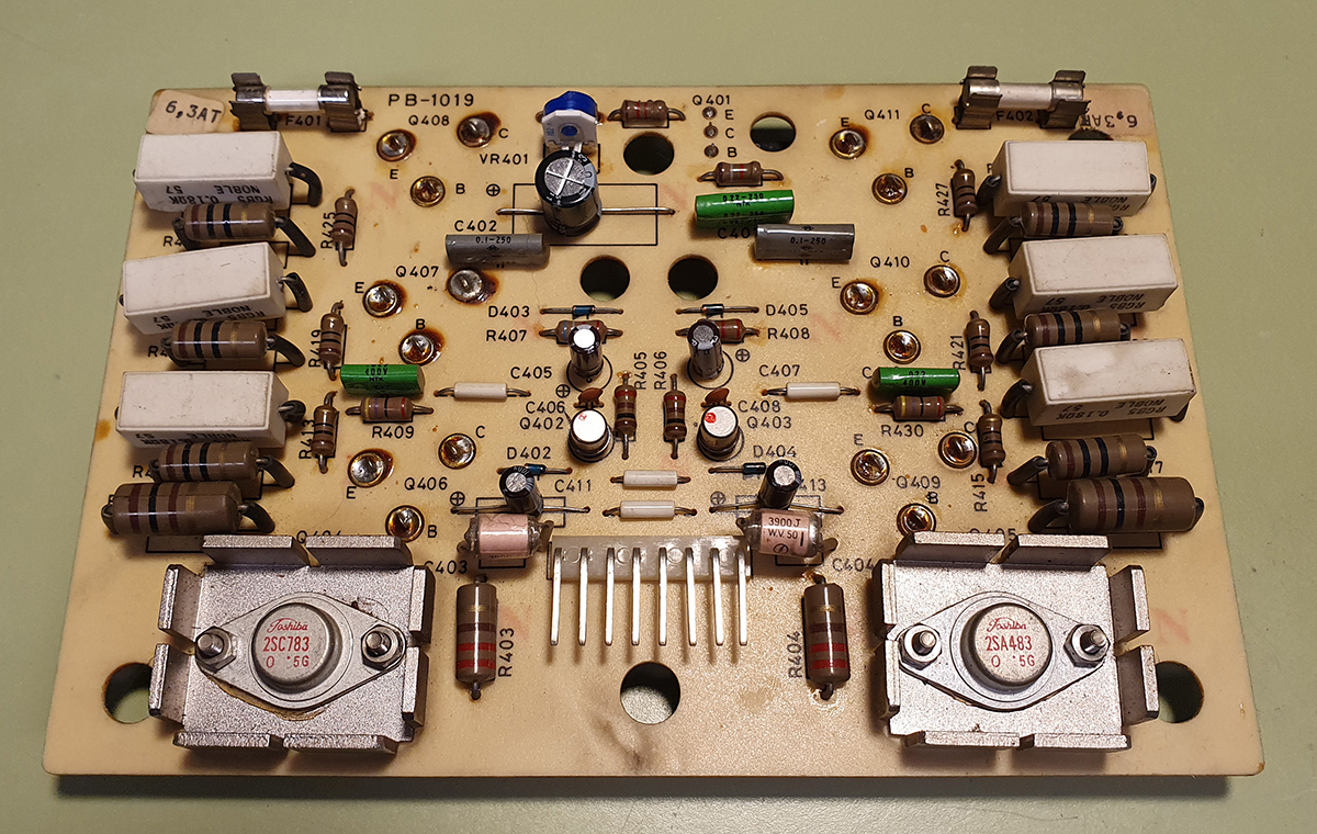 Elektronikprint fra HiFi-forstærker under fejlfinding og reparation af analog audioelektronik.