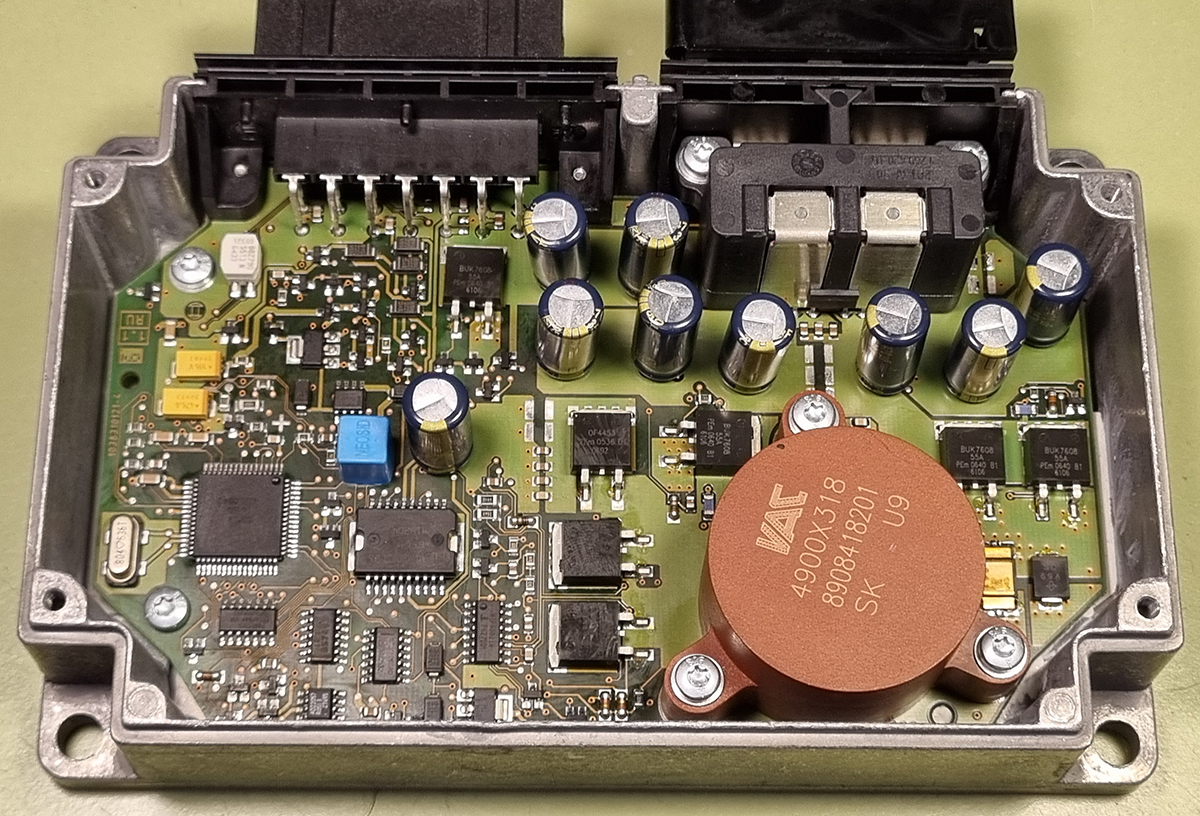 Elektronisk styreboks fra køretøj til komponentfejlfinding og reparation.
