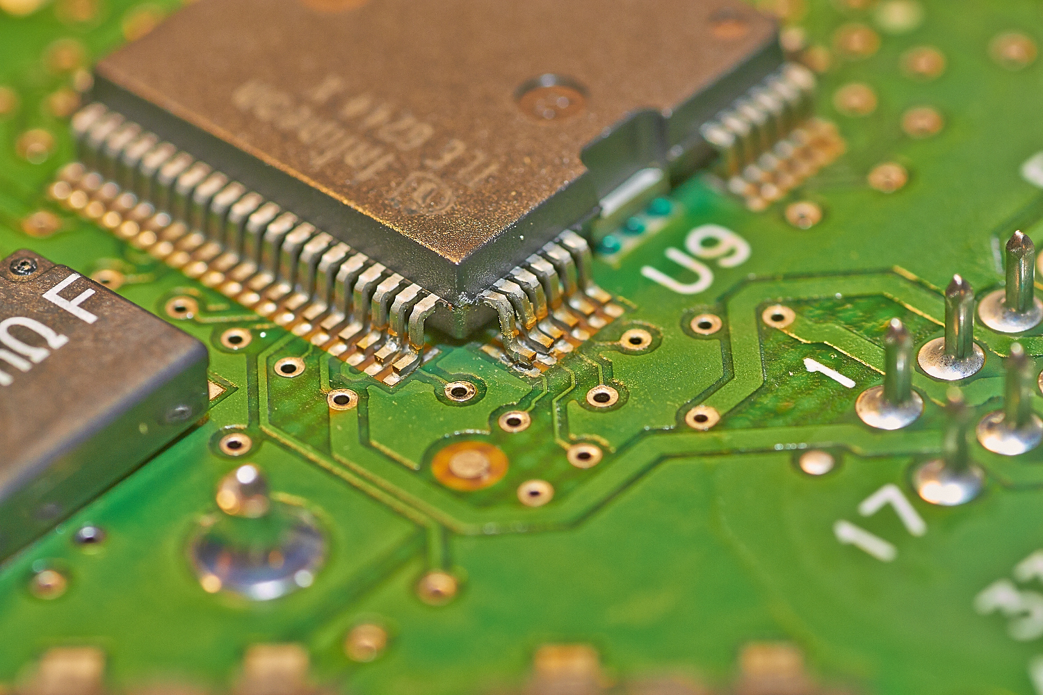 Detalje af printkort ved reparation af industri-, facility- og automotive elektronik.