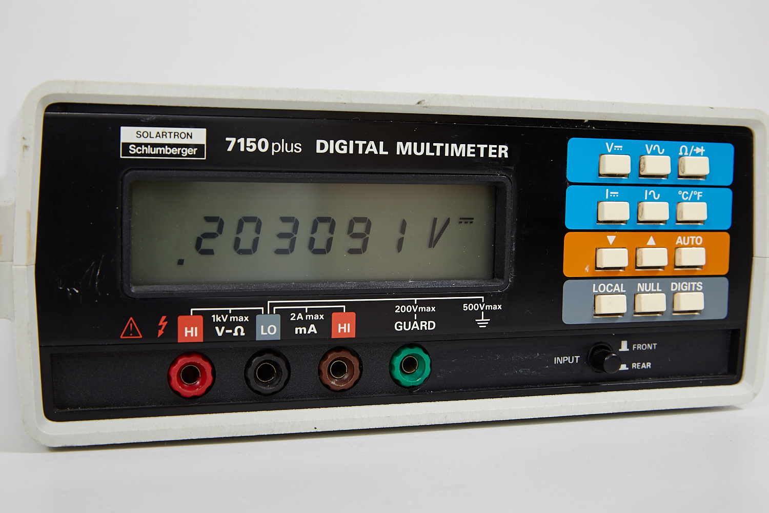 Digitalt multimeter og professionelt måleudstyr til service og elektronisk fejlfinding.