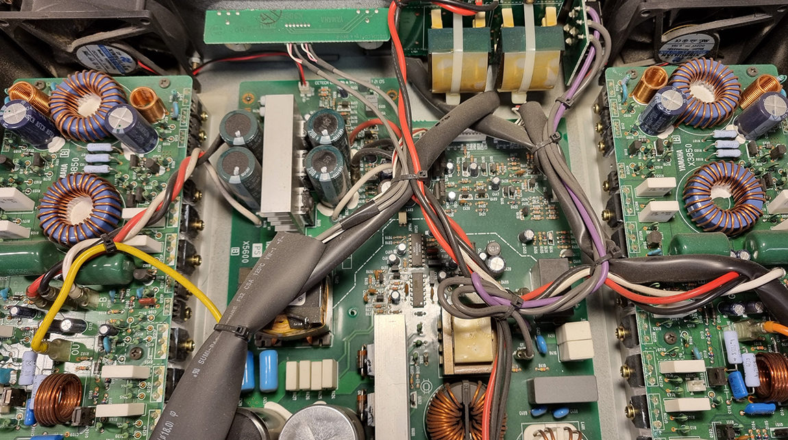 Indvendig elektronik i professionelt audio- og studieudstyr under fejlfinding og reparation.