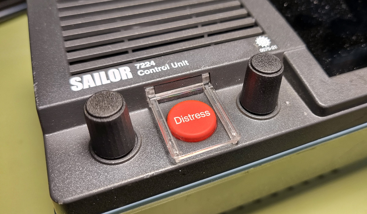 Udskiftning af knækkede knapper på Sailor 7224 Control Unit